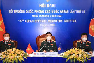 Thượng tướng Phan Văn Giang, Bộ trưởng Quốc phòng cùng các đại biểu tham dự hội nghị trực tuyến Bộ trưởng Quốc phòng các nước ASEAN(ADMM)  lần thứ 15 tại điểm cầu Hà Nội.