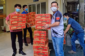 Mặc dù gặp nhiều khó khăn, nhưng các nghệ sĩ Nhà hát kịch Việt Nam vẫn quyên góp ủng hộ người dân vùng dịch Bắc Giang hồi đầu tháng 6. Ảnh: Nhà hát kịch Việt Nam.