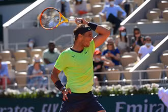 Nadal gặp chút khó khăn ở vòng mở màn khi phải cần tới loạt tie-break ở set cuối mới giành chiến thắng chung cuộc trước Popyrin. (Ảnh: Roland Garros)