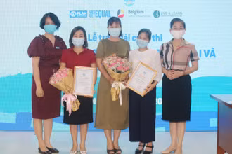 Ban Tổ chức trao giải thưởng tặng các tác giả tham gia cuộc thi.