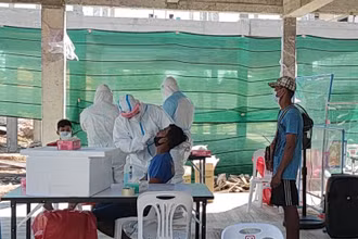 Nhân viên y tế đang tiến hành lấy mẫu xét nghiệm Covid-19 tại tỉnh Chon Buri. (Ảnh: Bưu điện Bangkok) 