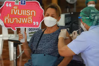 Một cư dân tỉnh Samut Prakan tiêm vaccine ngừa Covid-19. (Ảnh: Bưu điện Bangkok)
