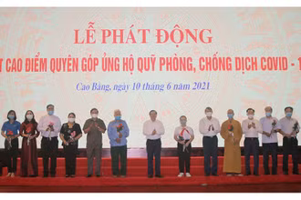 Lãnh đạo tỉnh Cao Bằng tặng hoa tri ân các tổ chức, cá nhân đóng góp ủng hộ Quỹ phòng, chống dịch Covid-19.