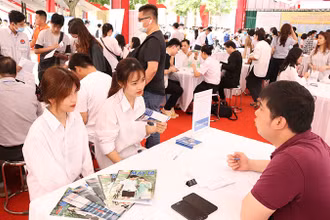 Tư vấn nghề nghiệp tại Hội nghị gắn kết giáo dục nghề nghiệp với thị trường lao động năm 2021 tại Hà Nội (Ảnh minh họa: HCES).