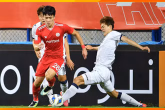 Hoàng Đức (số 28) trong pha tranh chấp bóng với các cầu thủ Hàn Quốc. (Ảnh: AFC)