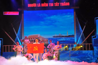 Xúc động chương trình nghệ thuật “Người là niềm tin tất thắng”
