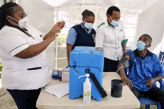 Người dân Kenya tiêm vaccine ngừa Covid-19 được phân bổ thông qua COVAX. (Ảnh: AP)