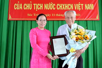Lãnh đạo tỉnh Sóc Trăng trao Thư khen của Chủ tịch nước cho cụ Trần Cang.