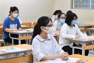 Thí sinh tham dự kỳ thi vào lớp 10 của Thành phố Hà Nội sáng 12-6. Ảnh: THUỶ NGUYÊN