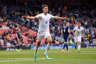 Patrik Schick lập siêu phẩm từ giữa sân nhân đôi cách biệt cho đội tuyển Cộng hòa Séc. (Ảnh: UEFA)