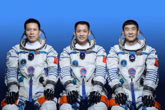 Phi hành đoàn của tàu Thần Châu 12, từ trái qua: Thang Hồng Ba, Nhiếp Hải Thắng, Lưu Bá Minh. (Nguồn: Tân Hoa xã)