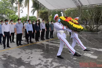Phó Chủ tịch nước cùng lãnh đạo tỉnh Hà Giang viếng Nghĩa trang liệt sĩ quốc gia Vị Xuyên.