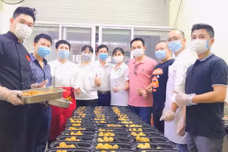 Những suất ăn cuối cùng đã sẵn sàng chuyển đi.