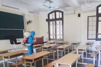 Phun khử khuẩn tại phòng thi trên địa bàn quận Ba Đình (Hà Nội), chuẩn bị buổi thi môn chuyên sẽ diễn ra vào ngày 14-6.
