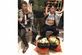 Hai đối tượng cùng tang vật khi bị bắt giữ.