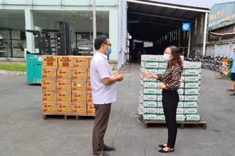 Hàng hóa thiết yếu được Công đoàn các khu chế xuất - công nghiệp TP Hồ Chí Minh chuyển cho hơn 700 công nhân CTCP thiết bị nhà bếp Vina đang bị cách ly. 