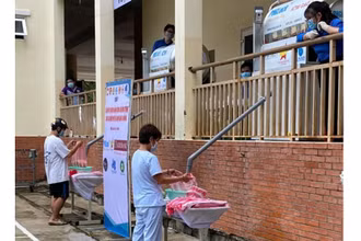 Người dân lấy gạo từ ATM gạo miễn phí đặt tại quận 7.