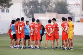 Huấn luyện viên Park Hang Seo hướng dẫn các học trò. (Ảnh: VFF)