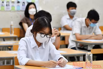 Thí sinh trước giờ phát đề thi môn Ngữ văn, Kỳ thi vào lớp 10 Thành phố Hà Nội. Ảnh: THUỶ NGUYÊN