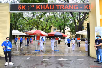 Tại các điểm thi, các luồng ra vào được thiết lập nhằm duy trì số lượng thí sinh và khoảng cách theo quy định.