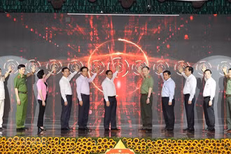 Thủ tướng Chính phủ Phạm Minh Chính và các đại biểu thực hiện Lễ công bố vận hành chính thức 2 hệ thống từ ngày 1-7-2021. (Ảnh: TTXVN)