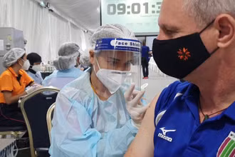 Tỉnh Phuket đang gấp rút tiêm chủng vaccine ngừa Covid-19 để chuẩn bị mở cửa du lịch vào ngày 1-7 tới. (Ảnh: Phuket News)