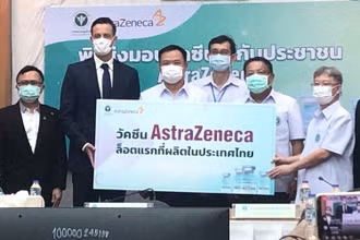 Chính phủ Thái Lan tiếp nhận lô vaccine AstraZeneca đầu tiên được sản xuất trong nước. (Ảnh: Bưu điện Bangkok)