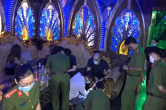 Lực lượng nghiệp vụ phát hiện cơ sở karaoke Gossip có khách bên trong.
