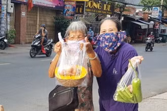 Người dân vui mừng khi nhận thực phẩm từ Tủ lạnh cộng đồng.