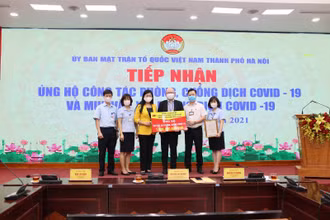 Đại diện Ủy ban Mặt trận Tổ quốc thành phố Hà Nội tiếp nhận kinh phí mua vaccine do các doanh nghiệp ủng hộ.