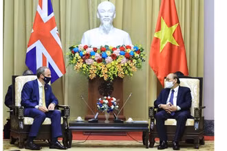 Chủ tịch nước Nguyễn Xuân Phúc tiếp Bộ trưởng thứ nhất, Bộ trưởng Bộ Ngoại giao và Phát triển Anh Dominic Raab. (Ảnh: TTXVN)