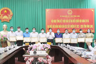 Bí thư Tỉnh ủy Vĩnh Long Bùi Văn Nghiêm trao tặng bằng khen cho các tập thể, cá nhân tiêu biểu có thành tích trong cuộc bầu cử.