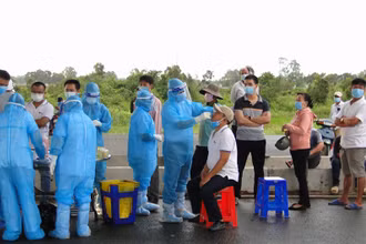 Lấy mẫu xét nghiệm cho người dân tại huyện Cái Bè.
