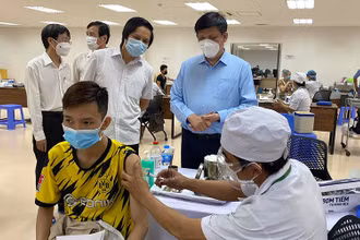 Bộ trưởng Y tế Nguyễn Thanh Long kiểm tra công tác tiêm chủng tại TP Hồ Chí Minh. (Ảnh: Bộ Y tế)