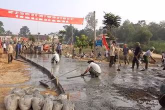 Cán bộ, nhân dân xã Hùng Sơn tổ chức làm giao thông nông thôn.