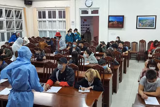 Toàn bộ khách hát của hai quán karaoke Victory và Điểm hẹn được đưa về UBND phường 10, TP Đà Lạt để tiếp tục xử lý vụ việc.