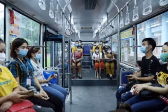 Hành khách đi xe buýt tỉnh Vĩnh Phúc giữ khoảng cách, đeo khẩu trang theo quy định.