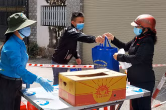 Liên đoàn Lao động quận Gò Vấp động viên và trao quà cho người lao động sinh sống tại phường 14, quận Gò Vấp đang thực hiện cách ly xã hội theo quy định của thành phố do nằm trong vùng dịch.