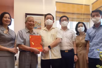 Đồng chí Nguyễn Trọng Nghĩa thăm và tặng hoa nhà báo lão thành Hà Đăng.