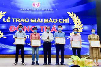 Phó Chủ tịch UBND tỉnh Đồng Tháp Đoàn Tấn Bửu trao thưởng cho các tác giả và nhóm tác giả đạt giải A