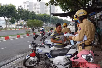Người tham gia giao thông không đeo khẩu trang sẽ bị lực lượng CSGT xử phạt từ 1 đến 3 triệu đồng.