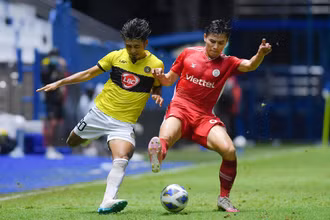Pha tranh chấp bóng giữa cầu thủ hai đội. (Ảnh: Viettel FC)