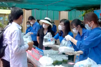 Thành đoàn Hải Dương hỗ trợ 300 phần ăn miễn phí và chỗ nghỉ trưa cho thí sinh và người nhà thí sinh dự kỳ thi vào lớp 10 trên địa bàn thành phố.
