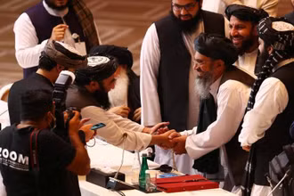 Thành viên của đoàn đàm phán Taliban tại cuộc đàm phán giữa Chính phủ Afghanistan và Taliban diễn ra ở Doha, ngày 12-9-2020. (Ảnh: Reuters)