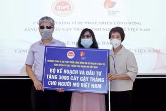 Bộ Kế hoạch và Đầu tư trao tặng "Cây gậy trắng" cho đại diện Hội người mù Việt Nam. (Ảnh: MPI)