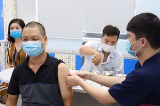 Tiêm vaccine Covid-19 tại Hà Nội.