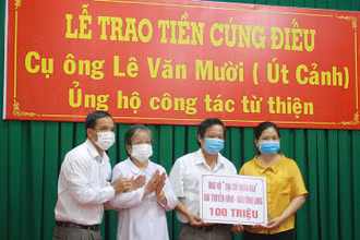 Đại diện gia đình cụ Lê Văn Mười trao tiền cúng điếu tới các tổ chức, cá nhân làm công tác an sinh xã hội trên địa bàn tỉnh Vĩnh Long.