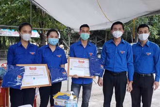 Tặng Bằng khen biểu dương những đóng góp của thanh niên tình nguyện.