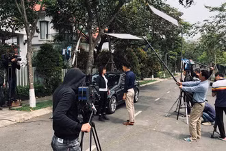 Đoàn làm phim "Hương vị tình thân" đang thực hiện cảnh quay trong phim.