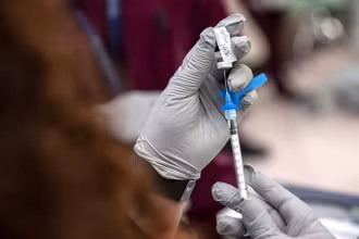 Số ca tử vong và nhập viện giảm mạnh tại những nơi có nhiều người được tiêm vaccine ngừa Covid-19. (Ảnh: AP)